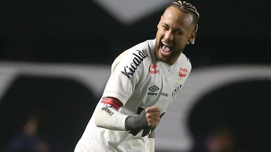 Neymar comemora seu gol na partida entre o Santos e Flamengo válida pela 14ª rodada do Campeonato Brasileiro - Guilherme Dionízio/Código19/Estadão Conteúdo