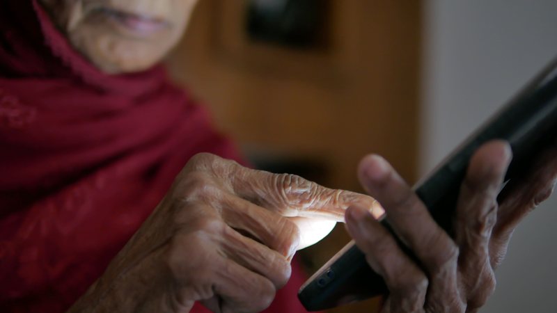 Levantamento com usuários online no Brasil mostra consolidação da saúde digital, especialmente entre mulheres acima de 44 anos de idade - Envato