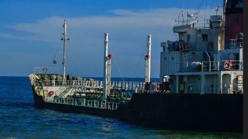 Mais de 24 horas após a ofensiva de Washington em território sul-americana, as principais empresas americanas do setor não se pronunciaram sobre a situação - Envato