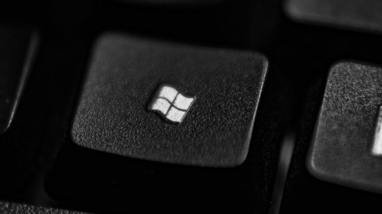 A Microsoft recomenda aplicar imediatamente as atualizações de segurança e adotar proteções adicionais, como usar o Defender - Adobe Stock