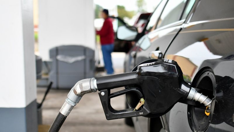 O litro do etanol diminuiu R$ 0,057, para R$ 4,445, enquanto o diesel registrou uma queda de R$ 0,096, atingindo R$ 6,284 - Envato