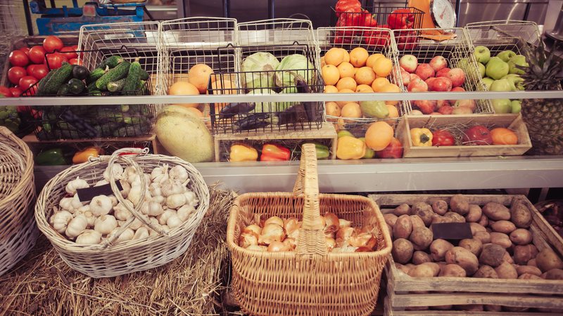 Declínio no preços dos alimentos é atribuído a um aumento na oferta desses produtos - Envato