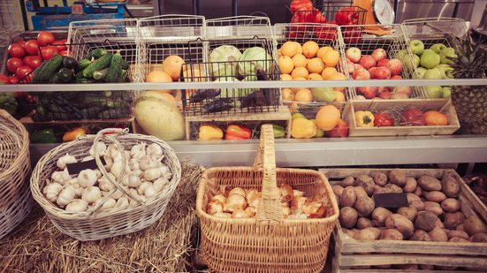 Declínio no preços dos alimentos é atribuído a um aumento na oferta desses produtos - Envato