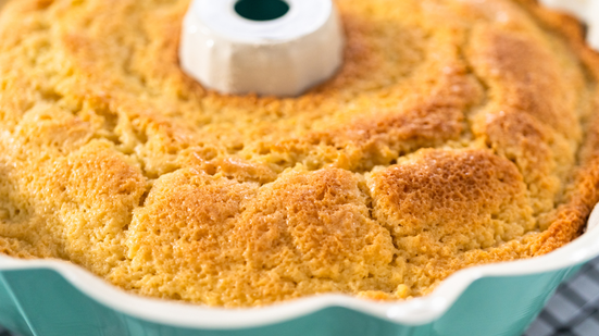 Essa receita é fácil e rápida! Com 15 minutos de preparo e 45 minutos de forno ela rende até 10 porções. - Envato Elements