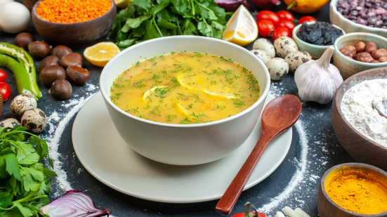 Receitas tradicionais ganham ainda mais destaque nessa época, como sopas, caldos e preparos com carne, legumes e grãos - Foto: reprodução