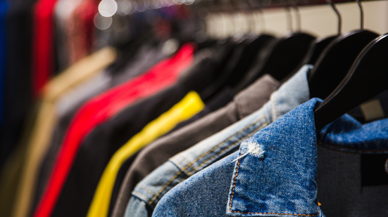 Modelos em tons neutros ou terrosos combinam com praticamente tudo, desde jeans até saias mais estruturadas - Foto: Envato Elements
