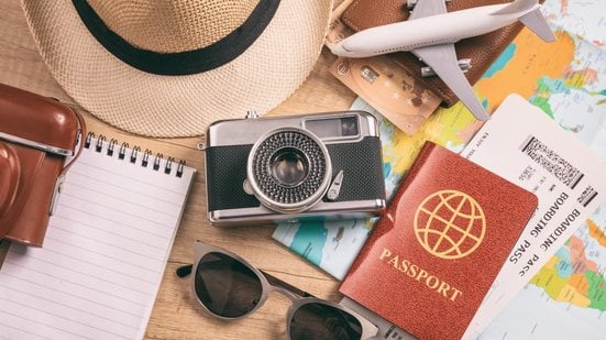 Seguro viagem atua como uma camada essencial de proteção patrimonial e suporte logístico - Envato