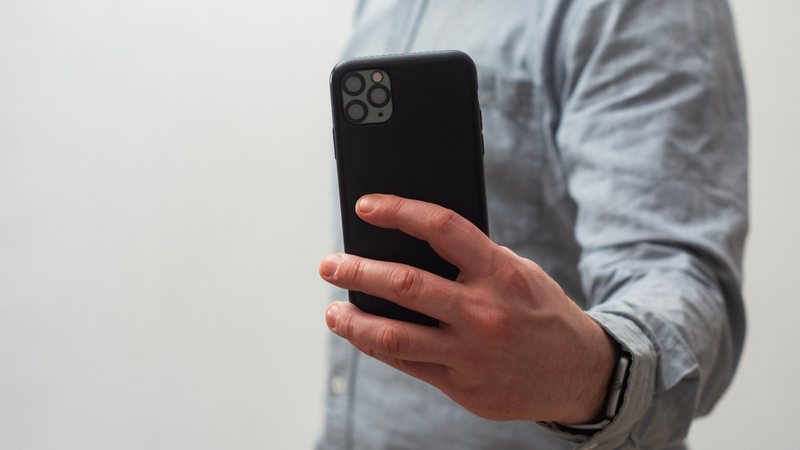 O chamado golpe da ‘selfie’ ganhou relevância com a implementação da biometria facial nos aplicativos e sites de bancos públicos e federais - Adobe Stock