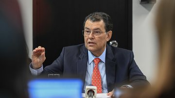 Senador Eduardo Braga (MDB-AM) apresenta ao ministro da Fazenda Fernando Haddad últimos ajustes em projeto de lei da reforma tributária - Marcos Oliveira