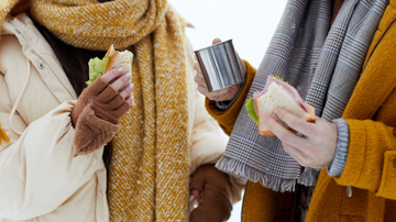 Com o tempo, o corpo passa por mudanças que alteram a percepção térmica. Entenda o que acontece para que você sinta mais frio, até no calor. - Foto: Envato Elements