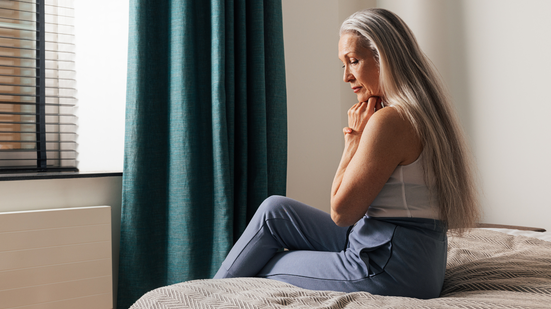 Quando surge esse sentimento de invisibilidade, é importante refletir: será que ele sempre existiu ou apareceu aos poucos, conforme os anos foram passando? - Envato