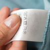 Se você costuma cortar as etiquetas das roupas assim que chega da loja, talvez esteja eliminando uma importante aliada para conservar melhor suas peças - Foto: Envato Elements