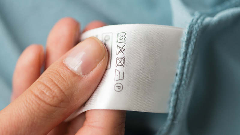 Se você costuma cortar as etiquetas das roupas assim que chega da loja, talvez esteja eliminando uma importante aliada para conservar melhor suas peças - Foto: Envato Elements