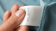 Se você costuma cortar as etiquetas das roupas assim que chega da loja, talvez esteja eliminando uma importante aliada para conservar melhor suas peças - Foto: Envato Elements
