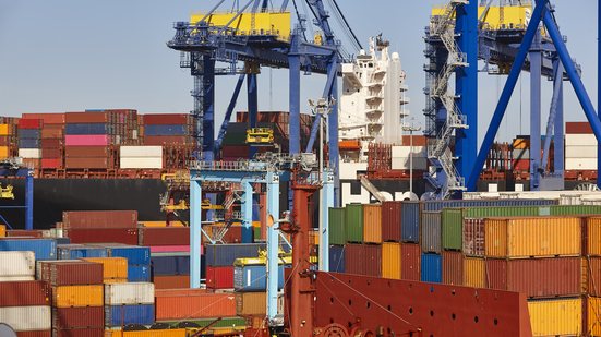 Presidente norte-americano erra e abre uma frente que fortalece a posição do governo brasileiro, avalia o ex-ministro - Envato