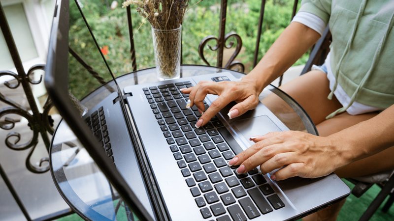 63% dos entrevistados aceitariam cortes nos seus ganhos, se pudessem trabalhar remotamente com mais frequência - Envato