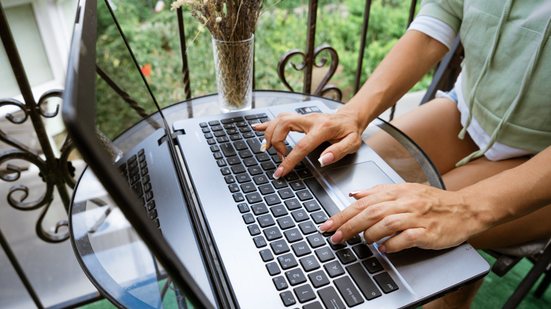 63% dos 21 mil entrevistados aceitariam cortes nos seus ganhos, se pudessem trabalhar remotamente com mais frequência - Envato