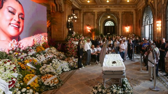 O caixão da cantora Preta Gil chegando ao Teatro Municipal do Rio: velório foi marcado por muita emoção - Egberto Rasen/Enquadrar/Estadão Conteúdo