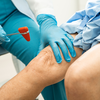 As meias de compressão são indicadas para melhorar o retorno do sangue e reduzir o inchaço - Foto: Envato Elements