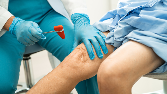 As meias de compressão são indicadas para melhorar o retorno do sangue e reduzir o inchaço - Foto: Envato Elements
