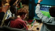 Um terço dos entrevistados deixa de iniciar um curso de graduação no começo deste ano por ter comprometido seus rendimentos com apostas - Envato