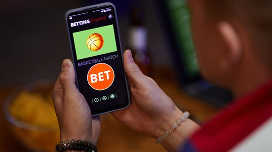 Projeto de lei protocolado pela bancada do PT propõe elevar taxa de bets de 12% para 24% - Envato
