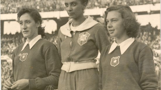 A atleta brasileira Wanda dos Santos, ao centro, recordista de medalhas no atletismo brasileiro - Reprodução site SPFC