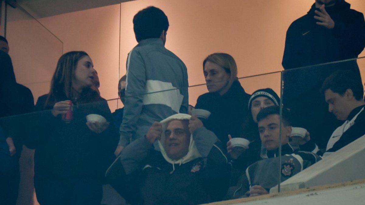 Moraes (de capuz) durante o jogo entre Corinthians e Palmeiras; partida ocorreu no mesmo dia em que ele foi alvo de Trump - LECO VIANA/THENEWS2/ESTADÃO CONTEÚDO