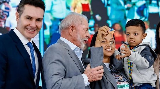 Jader Filho e Lula durante entrega de imóveis do MCMV: ministro foi cobrado sobre proposta para nova faixa do programa - Ricardo Stuckert / PR