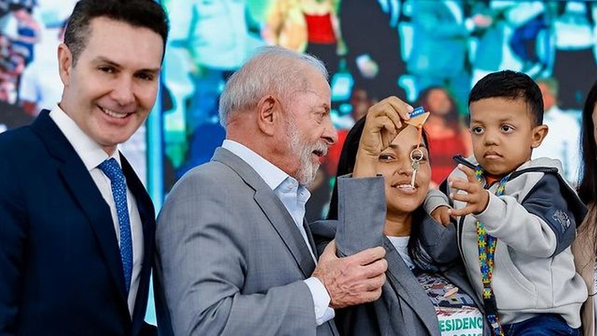 Jader Filho e Lula durante entrega de imóveis do MCMV: ministro foi cobrado sobre proposta para nova faixa do programa - Ricardo Stuckert / PR