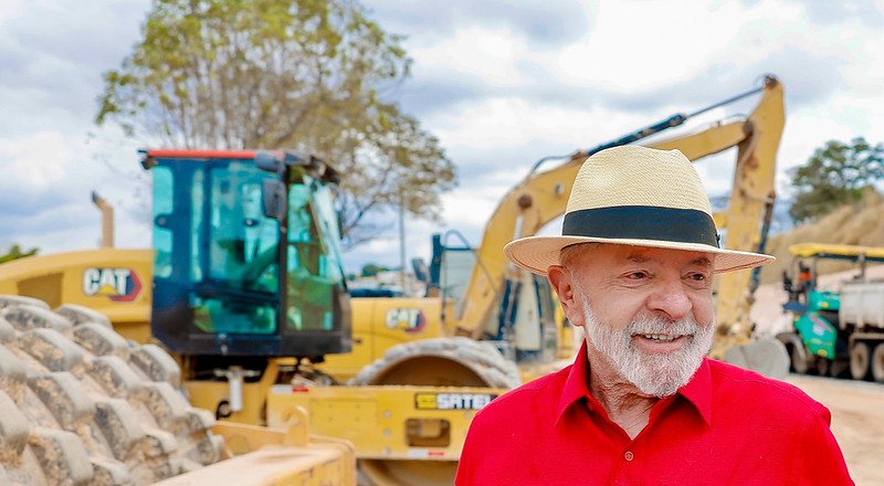 Em visita a obras em Contagem (MG), presidente cantarolou “2 mandatos do Lula incomodam” muito mais gente, numa referência a uma canção infantil - Ricardo Stuckert / PR