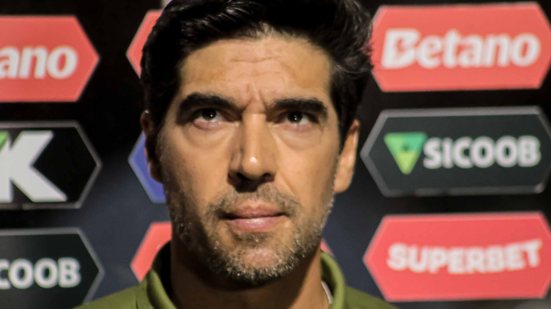 O técnico do Palmeiras, Abel Ferreira, deixa a coletiva de imprensa irritado - João Aurélio/Pera Photo Press/Estadão Conteúdo