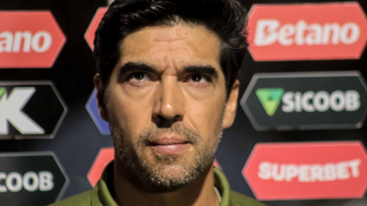 O técnico do Palmeiras, Abel Ferreira, deixa a coletiva de imprensa irritado - João Aurélio/Pera Photo Press/Estadão Conteúdo