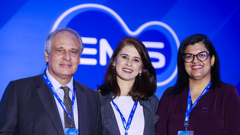 O presidente da EMS, Carlos Sanchez, a VP de Pesquisa e Inovação da Fiocruz, Priscila Ferraz, e a diretora de Farmanguinhos, Silvia Santos, no anúncio dos acordos - Divulgação / Esfera Brasil