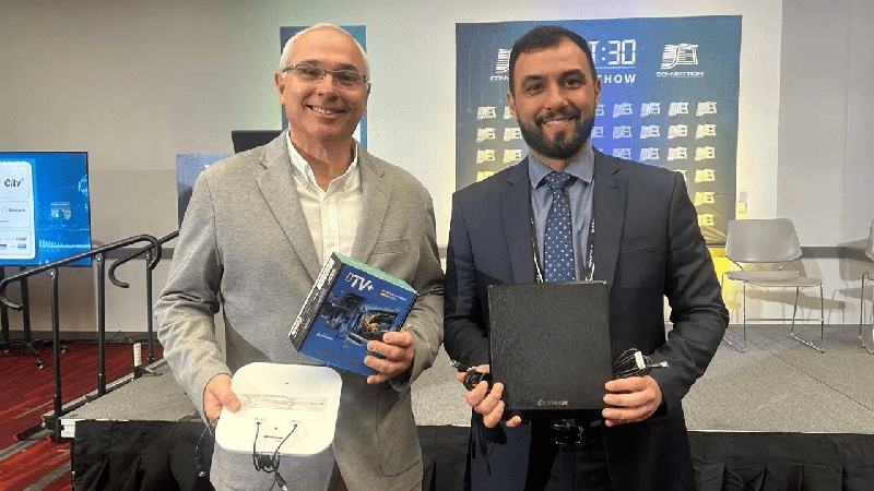 Raymundo Barros, Coordenador do Fórum do Sistema Brasileiro de TV Digital Terrestre, e  Wilson Diniz Wellisch, com o futuro conversos de sinal para a TV 3.0 - Divulgação - SET