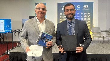 Raymundo Barros, Coordenador do Fórum do Sistema Brasileiro de TV Digital Terrestre, e  Wilson Diniz Wellisch, com o futuro conversor de sinal para a TV 3.0 - Divulgação - SET