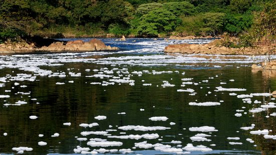 Espuma tóxica pode ser vista em trecho do Rio Tietê na cidade de Salto - Adobe Stock