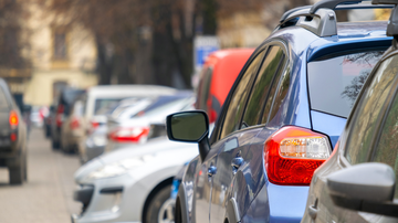 Ao contrário do que muitos imaginam, atingir determinada faixa etária não garante automaticamente a isenção do IPVA - Foto: Envato Elements