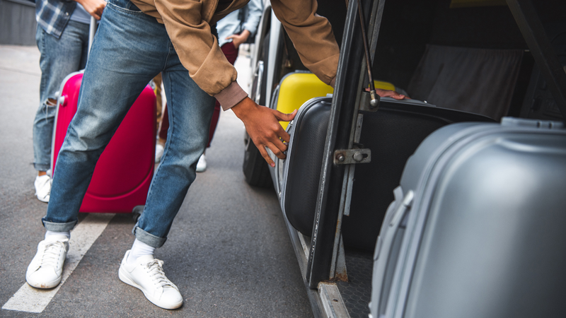 O transporte rodoviário também tem regras específicas quanto a bagagem - Foto: Envato Elements