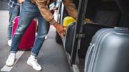 O transporte rodoviário também tem regras específicas quanto a bagagem - Foto: Envato Elements
