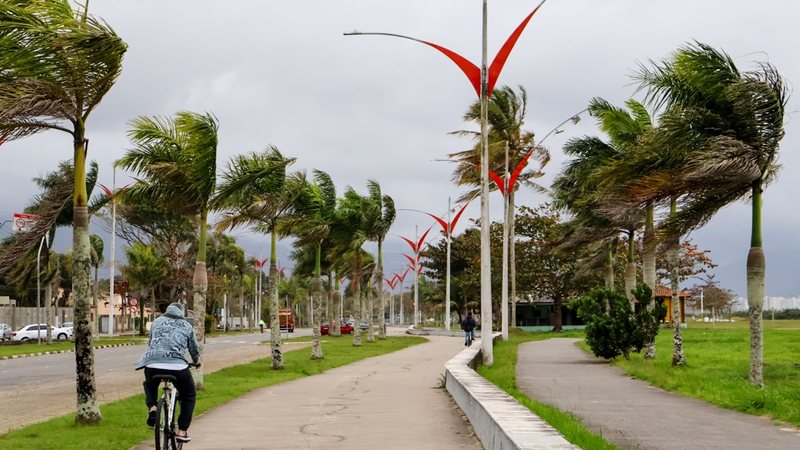 Vento forte e céu nublado em Caraguatatuba, no litoral norte de São Paulo, nesta terça-feira, 19. De acordo com a Defesa Civil Estadual,  ciclone extratropical intensificará ventos em todas as regiões do Estado - BIANCA CANADA/ATO PRESS/ESTADÃO CONTEÚDO