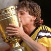 Frank Mill do o troféu do Campeonato Alemão - Reprodução - Borussia Dortmund