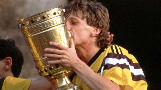 Frank Mill do o troféu do Campeonato Alemão - Reprodução - Borussia Dortmund