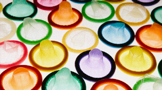 O MS reforça que o uso de preservativos em todas as relações sexuais é o método mais eficaz para a proteção contra as ISTs - Envato