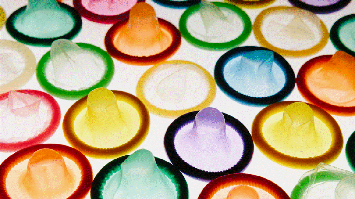 O MS reforça que o uso de preservativos em todas as relações sexuais é o método mais eficaz para a proteção contra as ISTs - Envato
