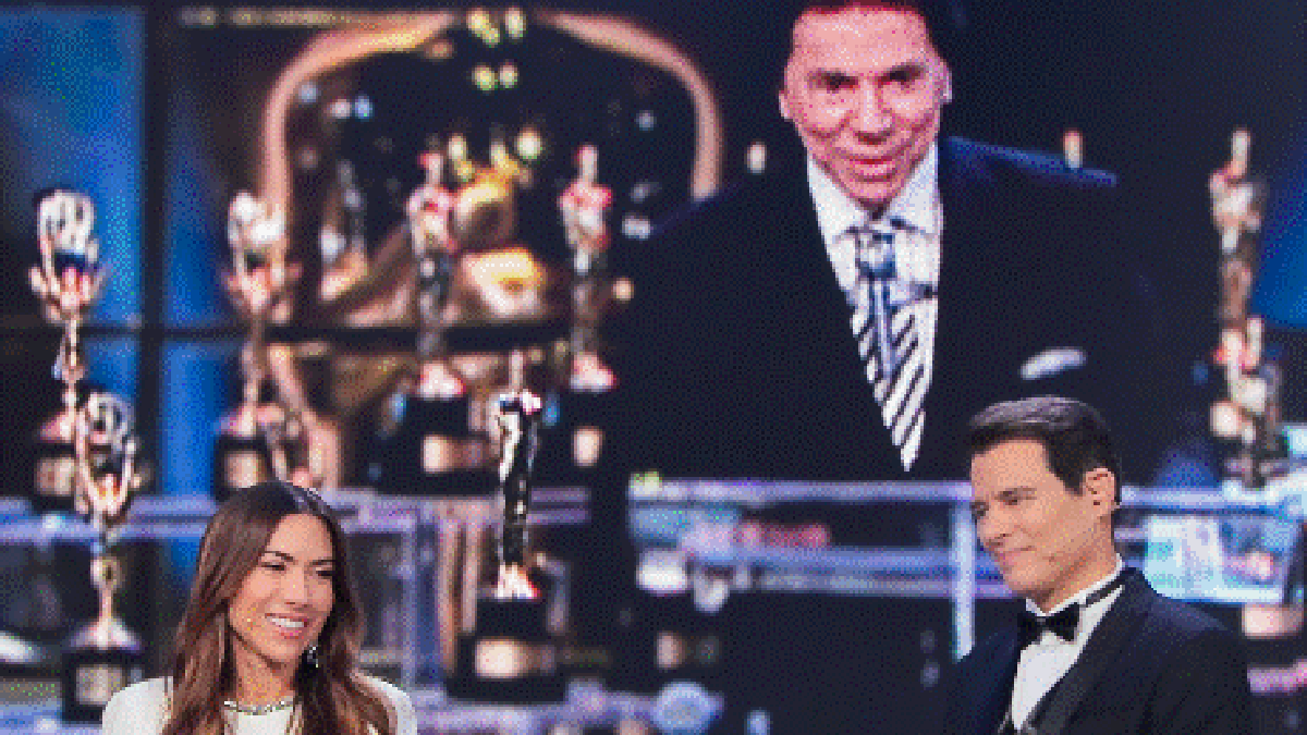 O apresentador relembrou a morte de Silvio, em 17 de agosto de 2024, e revelou, durante o programa do SBT, ter ficado emocionado: "Hoje faz um ano da perda do nosso patrão" - Reprodução/Instagran/@celsoportiolli