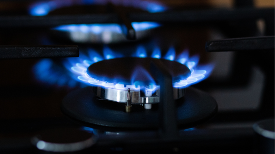 Além de ficar de olho na chama, é importante saber identificar vazamentos de gás - Foto: Envato Elements