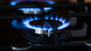 Além de ficar de olho na chama, é importante saber identificar vazamentos de gás - Foto: Envato Elements