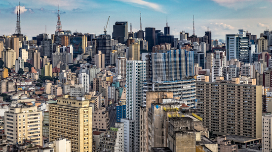Mesmo com o avanço, os dados reforçam que a desigualdade regional segue como um desafio - Foto: Envato Elements
