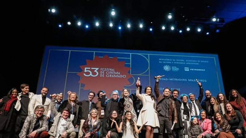 Equipe de 'Cinco Tipos de Medo”, de Bruno Bini, recebe o prêmio de Melhor Filme - Reprodução Instagram